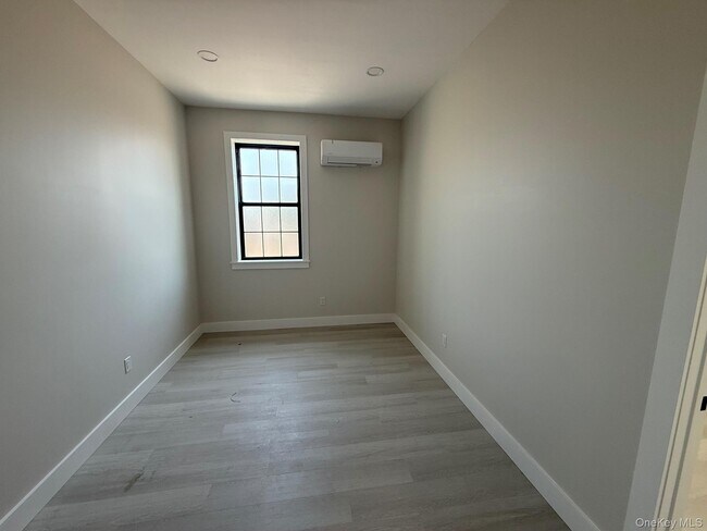Foto del edificio - 36 Lakeville Rd