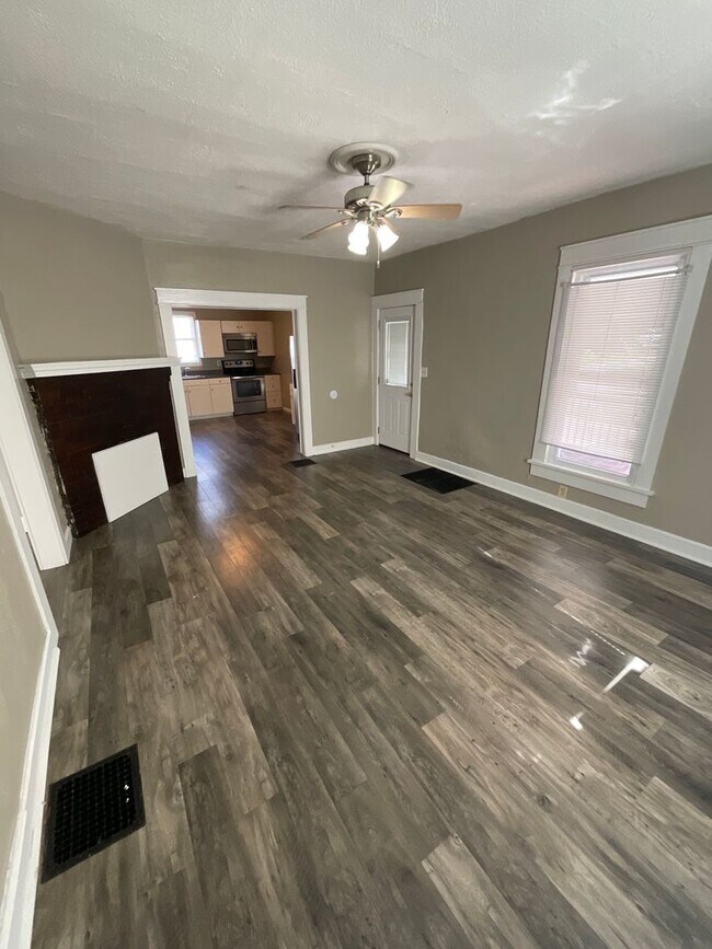 Building Photo - 422 E Cottage Grove Ave