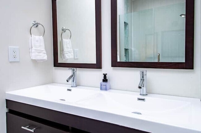 Foto del edificio - 1346 D Street Northeast, Unit Upper