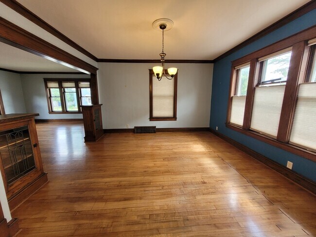 Building Photo - 1009 N Oneida St