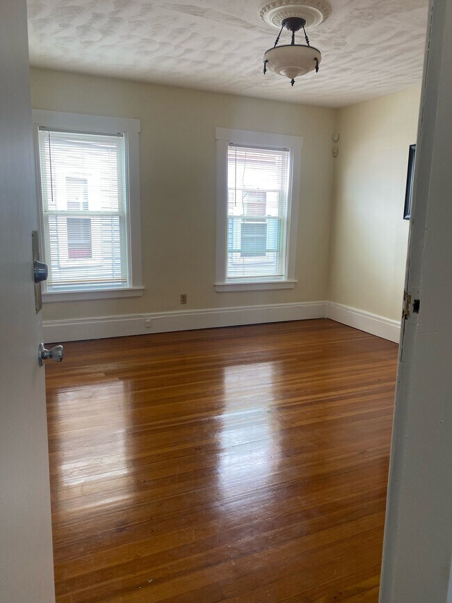 Living room. - 86 Whitfield St