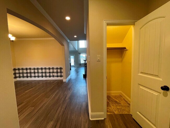 Building Photo - Beautiful two story home available in the Oak Creek subdivision!