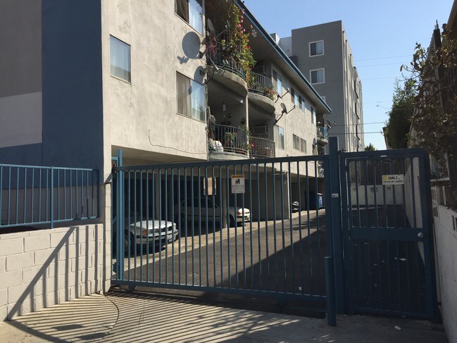 Parking - 710 S St Andrews Pl