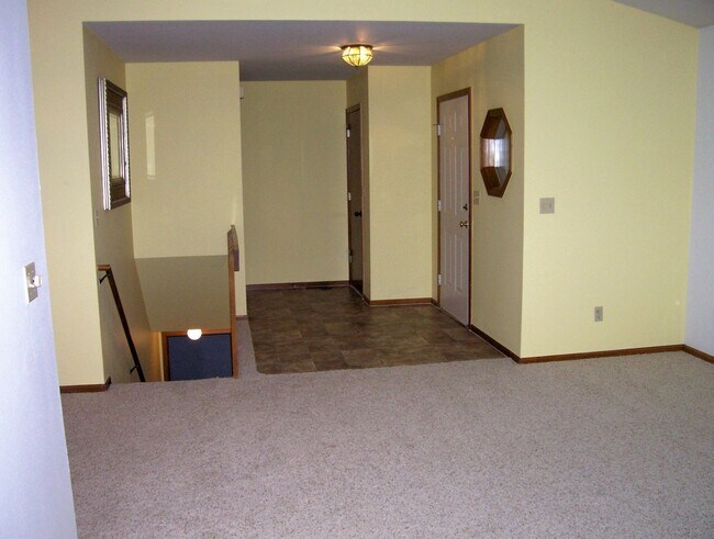 Foto del edificio - Spacious 3 Bed 2 Bath Fort Collins Home with Sunroom and Fenced Yard