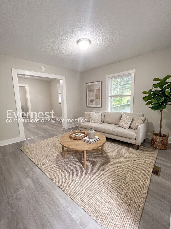 Building Photo - 2 Bed, 1 Bath Home with Off-Street Parking / Vouchers Accepted / Available Now!