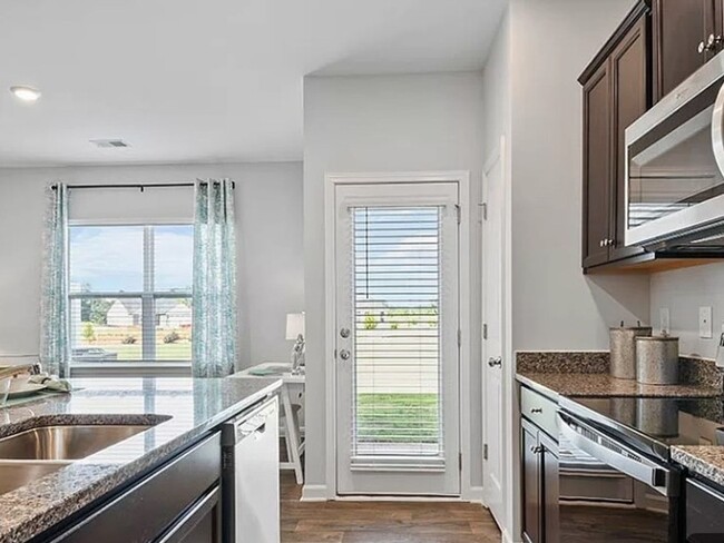 Building Photo - 3 Bedroom Townhome in Mebane