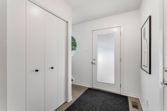 Building Photo - 1137 Gladstone Ave