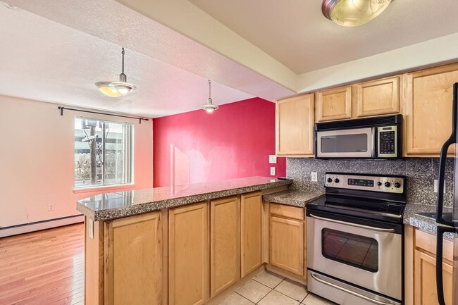 Building Photo - Cool 1 bedroom Condo in Uptown Medical Dis...