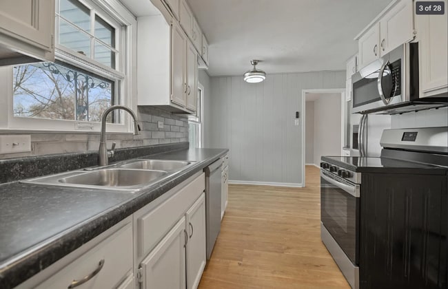 Building Photo - Welcome home to this beautiful 3-bedroom, 2-bathroom with Bonus room located Northeast Wichita.