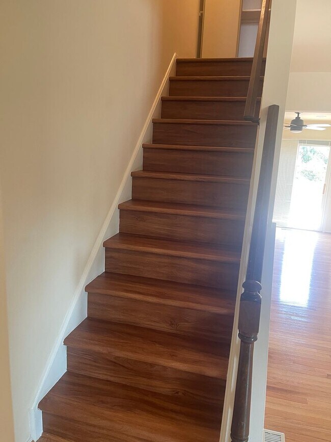 Building Photo - WELL MAINTAINED 3 LEVEL TOWNHOUSE WITH 3.5...