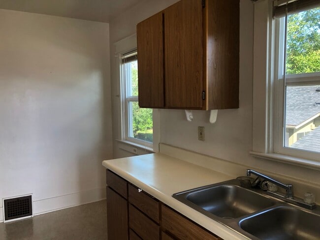 Building Photo - 2078