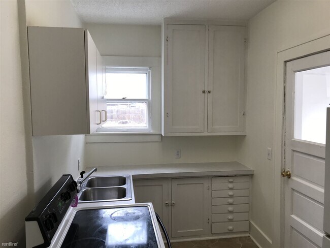 Building Photo - 2 br, 1 bath House - 210 E Avenue B