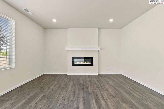 Building Photo - Your Ideal Home in Puyallup Awaits – Peace...