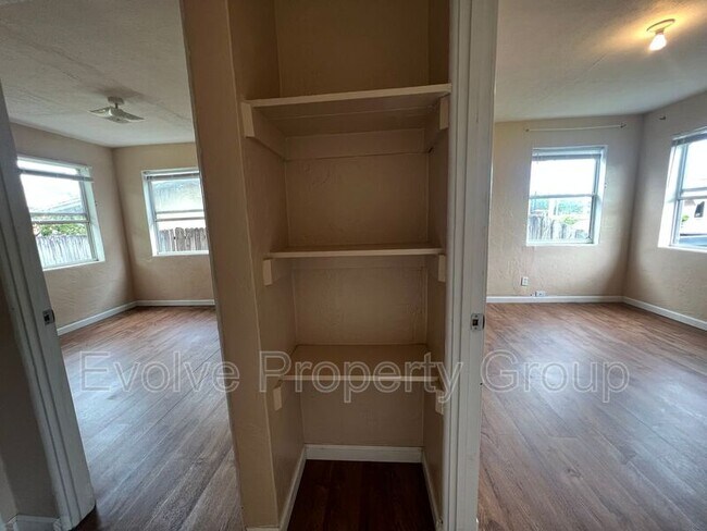 Building Photo - 211 Oak St