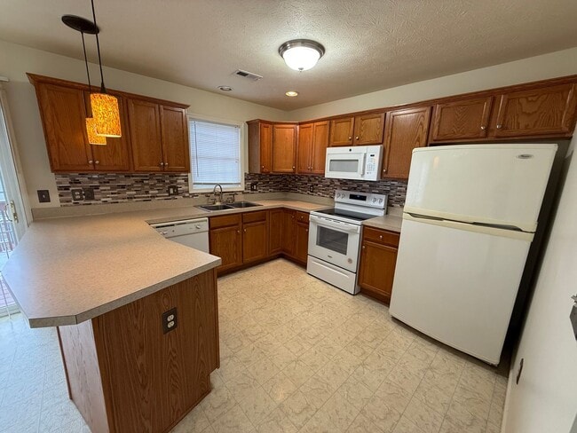 Building Photo - Well maintained 2 bedroom townhome in the Taylor Springs Subdivision