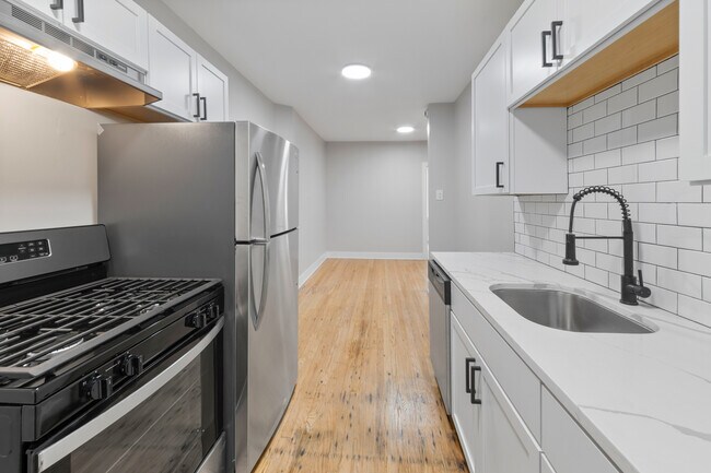 Building Photo - 7377 N Damen Ave