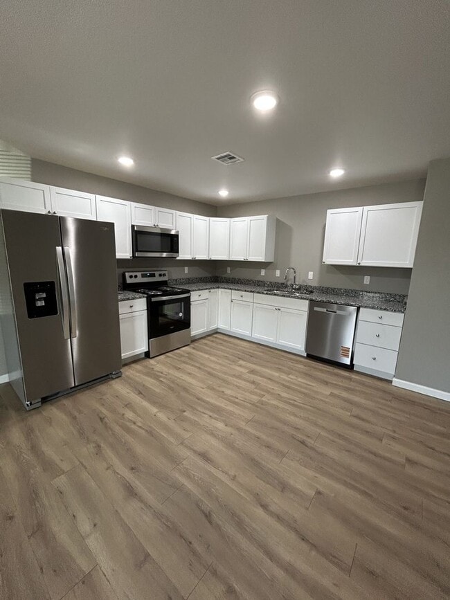 Building Photo - 718 Columbus St