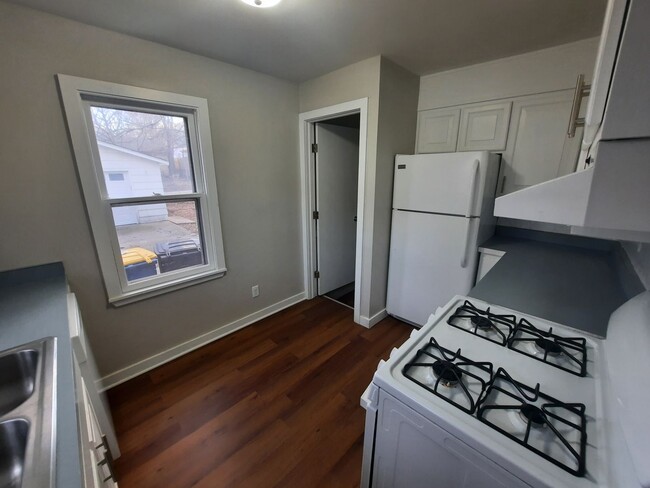 Building Photo - 2 Bedroom in Grandview neighborhood