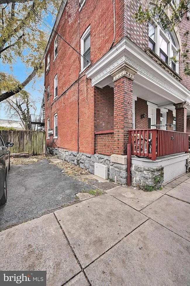 Building Photo - 14 W James St