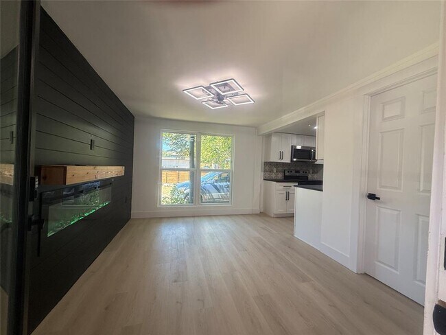 Foto del edificio - 5903 Nancy Dr