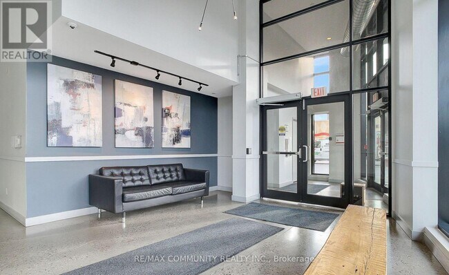 Photo du bâtiment - 1-1701 Victoria St S