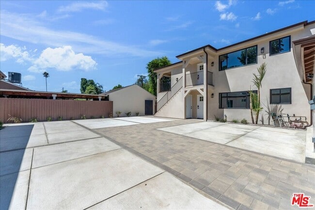 Building Photo - 6913 1/2 Encino Ave