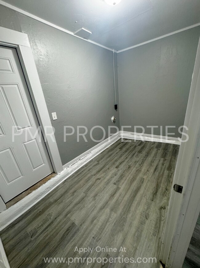 Building Photo - 4 Bedrooms - 1 Bathroom House.