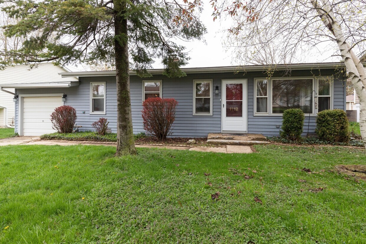 1112 Villa Vista Dr, Round Lake Beach, IL 60073 House Rental in Round