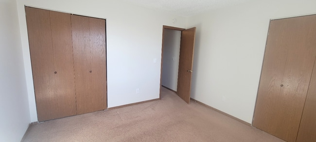 Building Photo - Tastefully updated townhome!