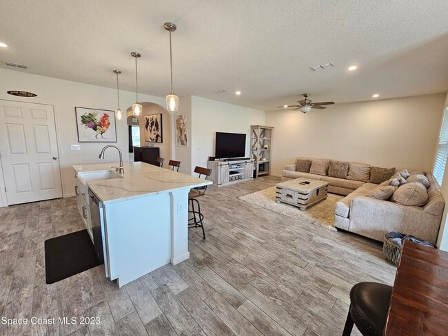 Building Photo - 445 Sorrento Dr