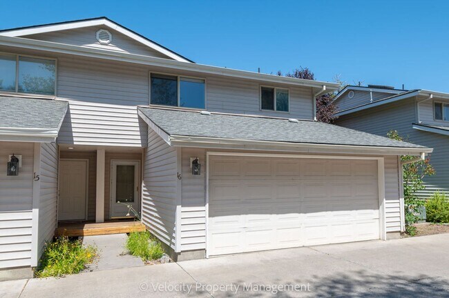 Foto del edificio - Beautiful Townhome with new paint, carpet ...