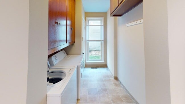 Foto del edificio - 5 BEDROOMS + 2 FULL BATHROOMS + 5 FREE OFF...
