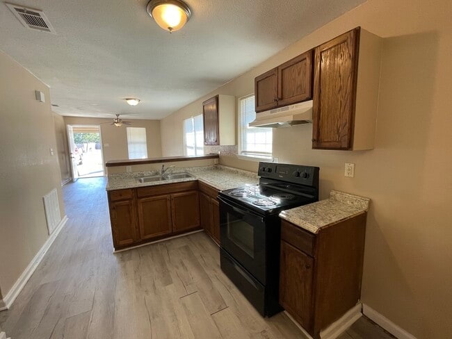 Building Photo - 506 Broad St