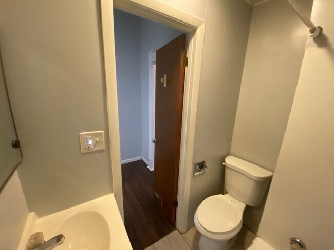 Building Photo - PRICE LOWERED -West Davenport 2BR House  -...