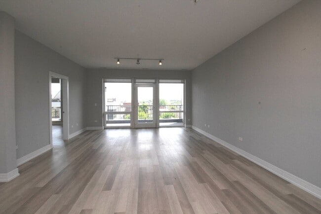 Building Photo - 1554 N Talman Ave