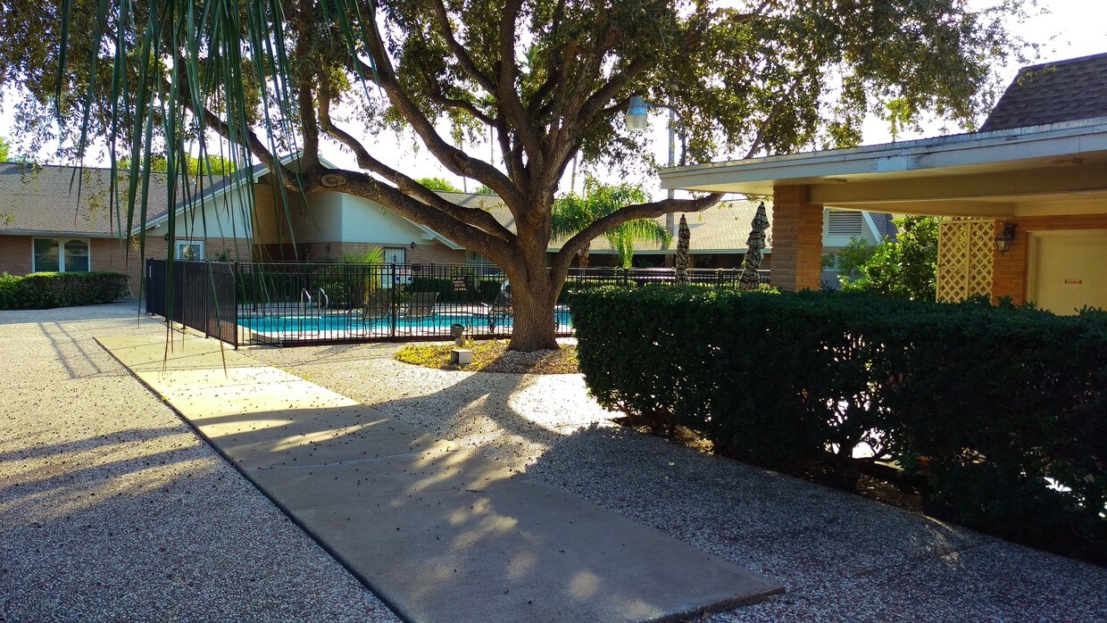 Primary Photo - 600 W Fern Ave