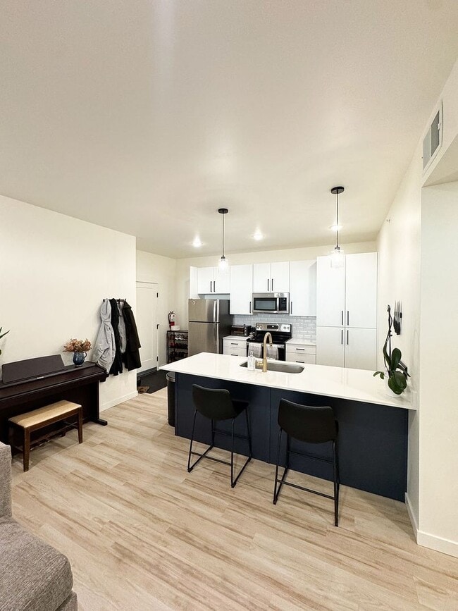Building Photo - Beautiful Condo For Rent In Rexburg!