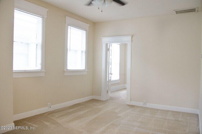 Building Photo - 2749 Vernon Terrace