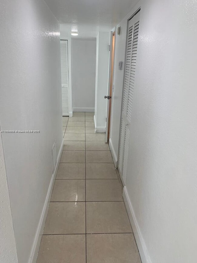 Building Photo - 8810 Fontainebleau Blvd