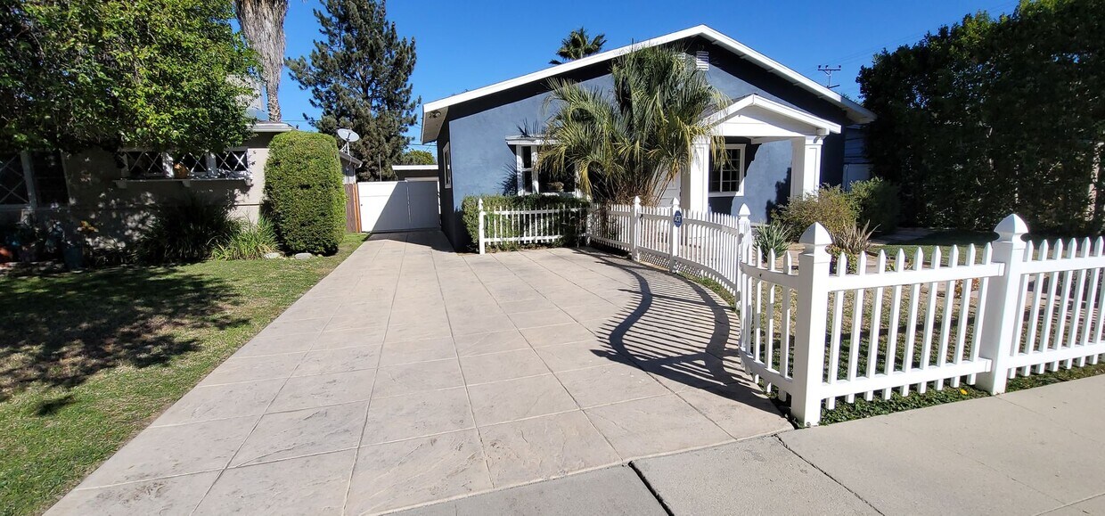 Foto principal - 2 Bed / 1 Bath Home with Gorgeous Backyard...