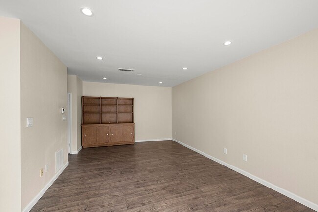 Foto del edificio - Spacious 4-Bedroom 2.5-Bathroom Townhome 5...