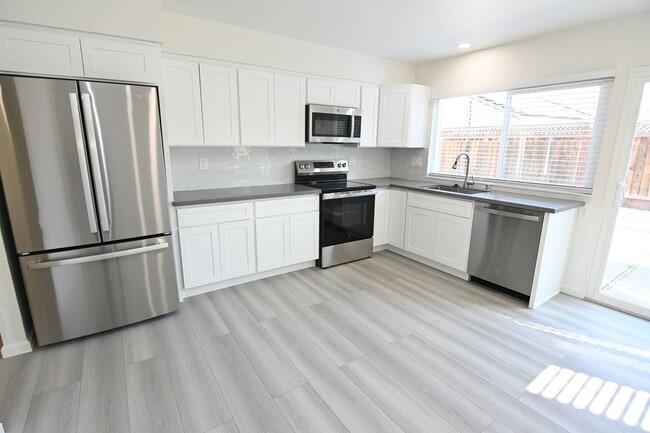 Building Photo - Beautiful 4-Bedroom, 2-bath, fully remodeled home in a prime location. Won’t Last Long!