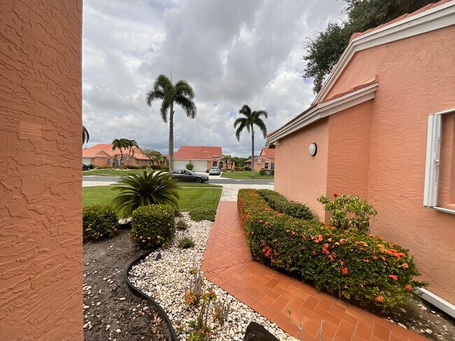 Foto del edificio - 5574 Royal Lake Cir