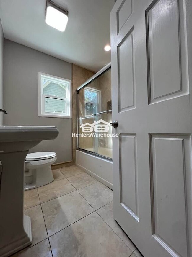 Building Photo - 1704 Belle Isle Cir NE