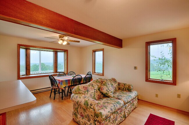 Foto del edificio - 341 Armstrong Rd