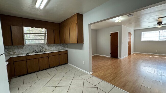 Building Photo - Spacious All Brick 3 Bed 2 Bathroom Home w...