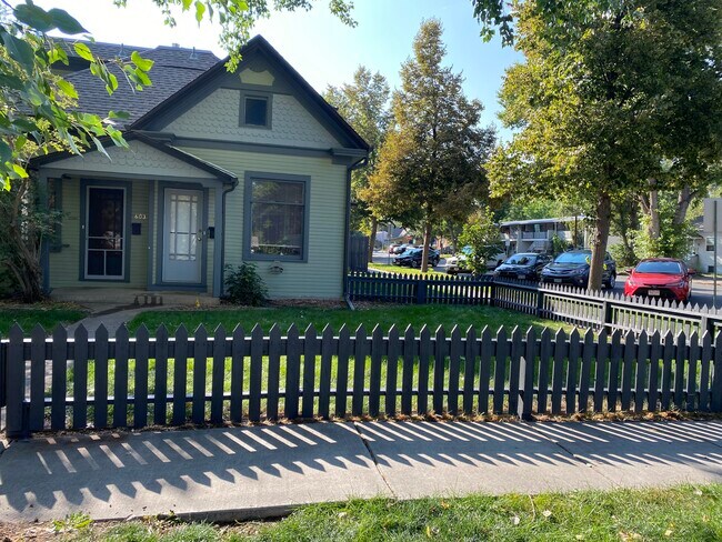 Amplio estacionamiento en la calle - 603 Mathews St