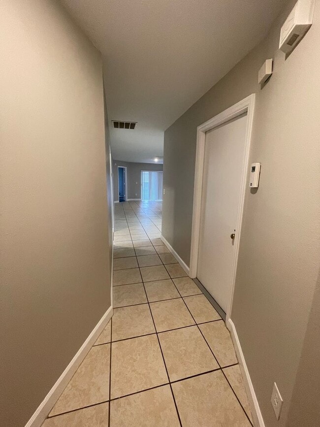 Building Photo - NEWLY RENOVATED 3/2 Duplex near Sleepy Hol...