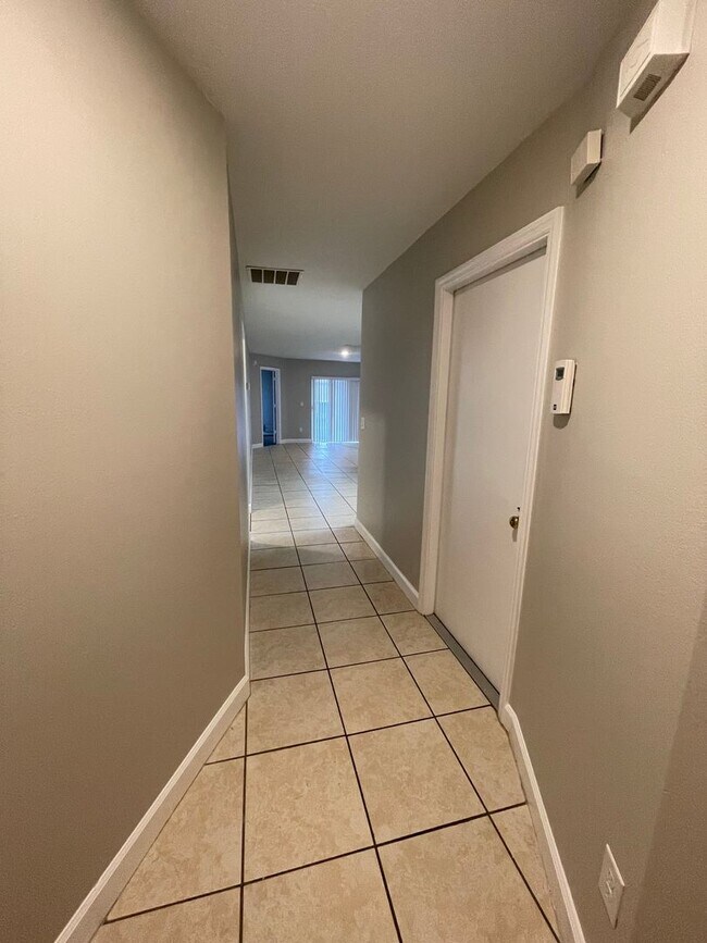 Foto del edificio - NEWLY RENOVATED 3/2 Duplex near Sleepy Hollow Sports Complex in Leesburg