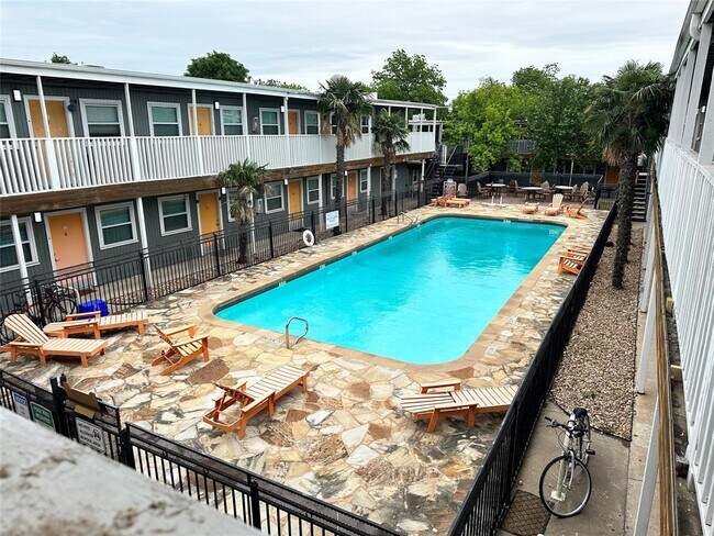 Foto del edificio - 2401 Manor Rd